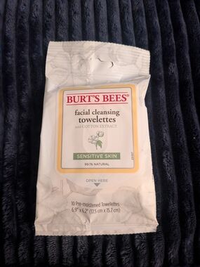 Burt's Bees Facial Cleansing Towelettes - White with Green Accent